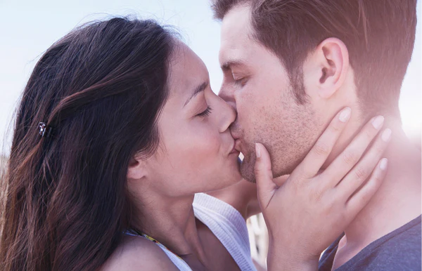 couple kiss
