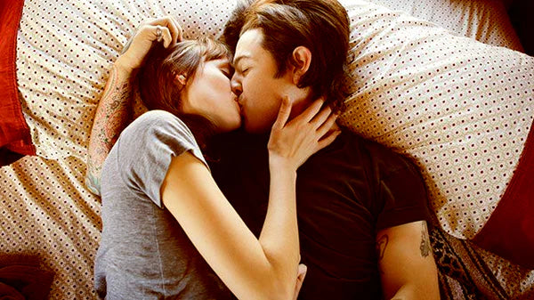 couple kiss